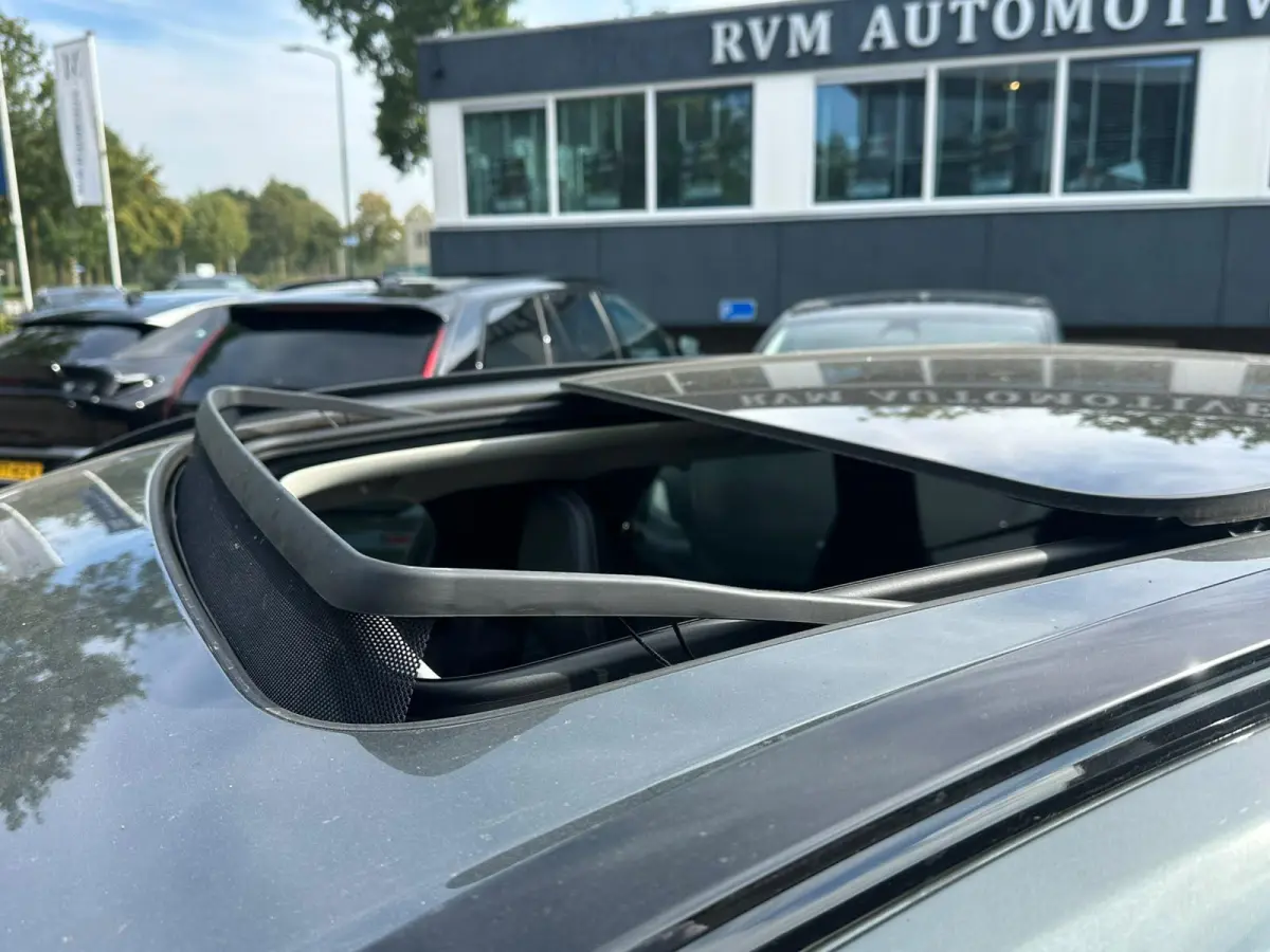 2.0 T8 AWD Plug-in hybrid Ultra Dark VAN: 62.900,- VOOR: 59.877,- UW HERFSTVOORDEEL: 3.023,- EURO | FABR. garantie t/m 02-2028 | MEGA VOL! | LUCHTVERING | STOEL VERKOELING|VENTILATIE | B&W A