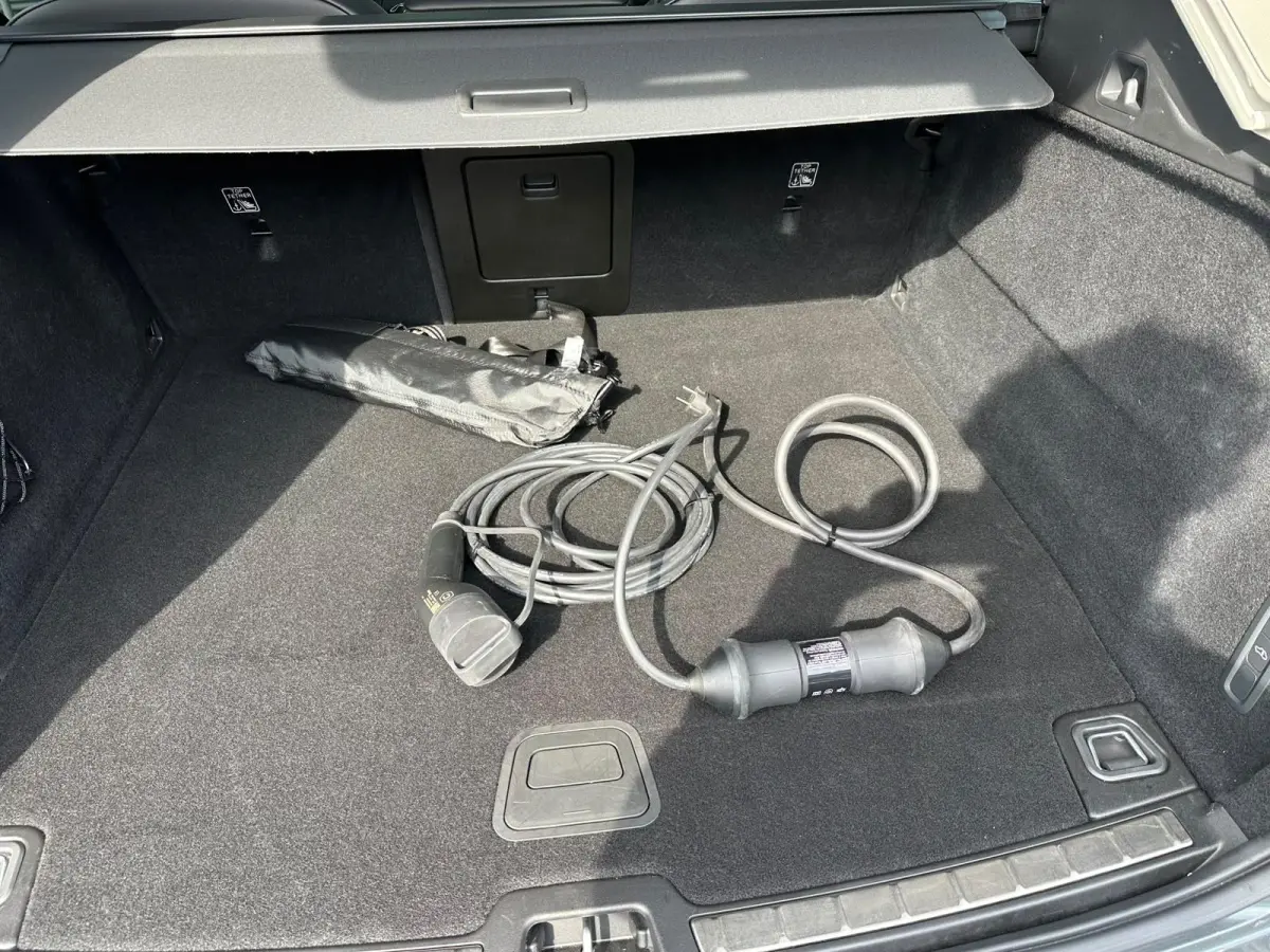 2.0 T8 AWD Plug-in hybrid Ultra Dark VAN: 62.900,- VOOR: 59.877,- UW HERFSTVOORDEEL: 3.023,- EURO | FABR. garantie t/m 02-2028 | MEGA VOL! | LUCHTVERING | STOEL VERKOELING|VENTILATIE | B&W A