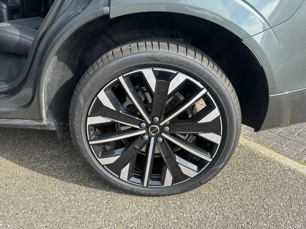 2.0 T8 AWD Plug-in hybrid Ultra Dark VAN: 62.900,- VOOR: 59.877,- UW HERFSTVOORDEEL: 3.023,- EURO | FABR. garantie t/m 02-2028 | MEGA VOL! | LUCHTVERING | STOEL VERKOELING|VENTILATIE | B&W A