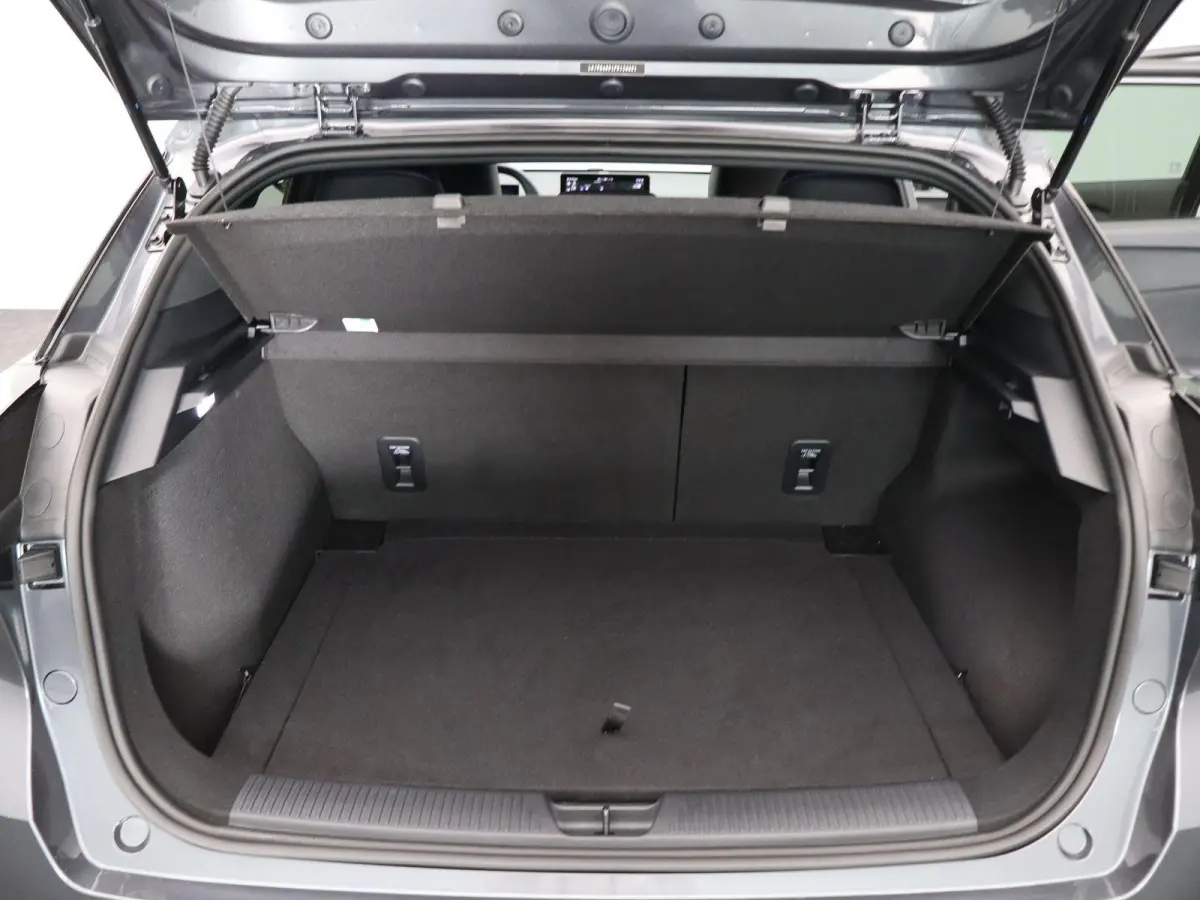 Luxury 64 kWh | NAVIGATIE | STOELVERWARMING | LICHTMETALEN VELGEN 18 " | 12 MAANDEN BOVAG GARANTIE |