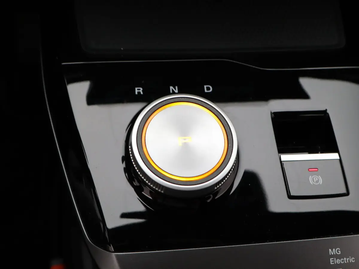 Luxury 64 kWh | NAVIGATIE | STOELVERWARMING | LICHTMETALEN VELGEN 18 " | 12 MAANDEN BOVAG GARANTIE |