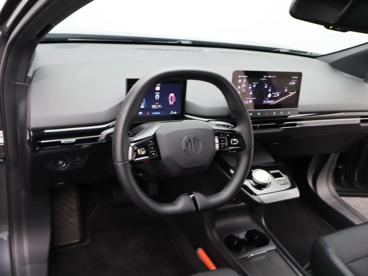 Luxury 64 kWh | NAVIGATIE | STOELVERWARMING | LICHTMETALEN VELGEN 18 " | 12 MAANDEN BOVAG GARANTIE |