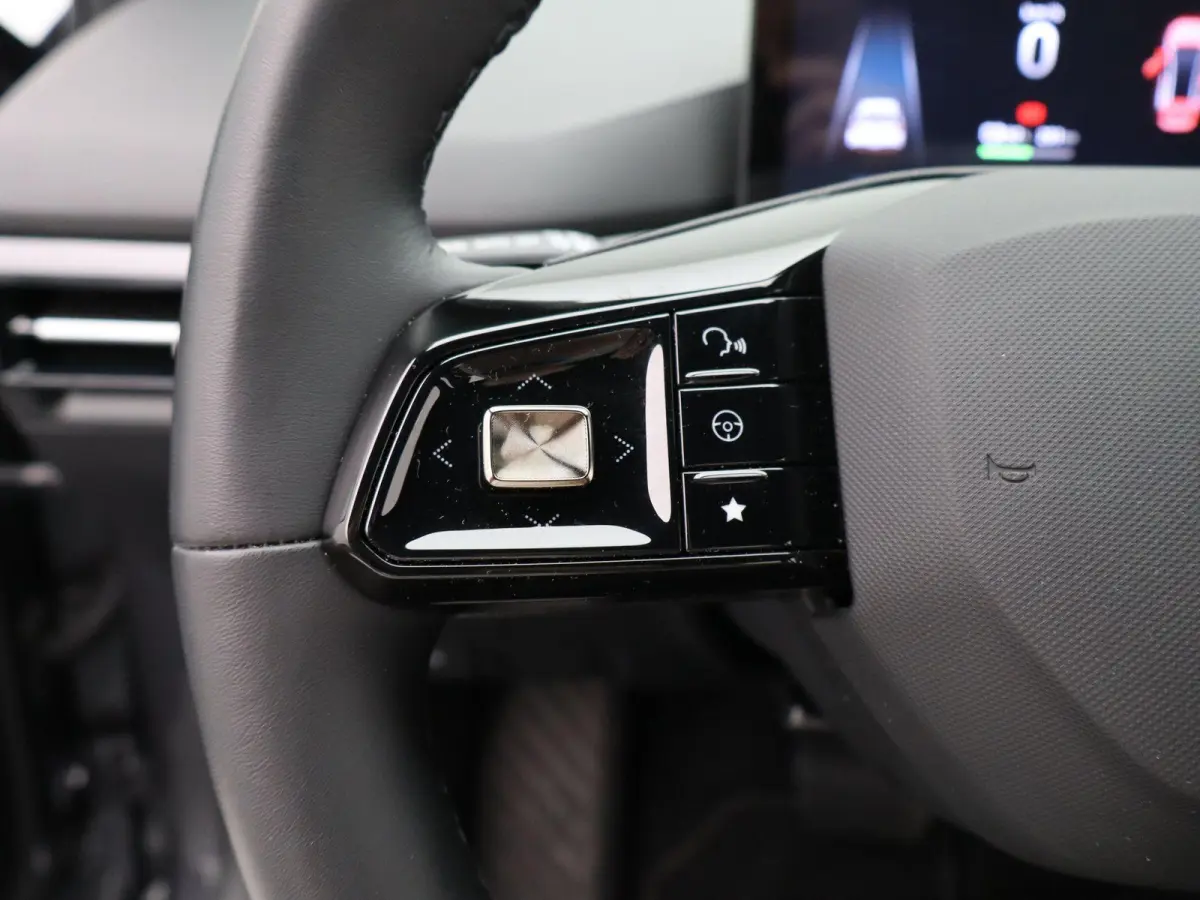 Luxury 64 kWh | NAVIGATIE | STOELVERWARMING | LICHTMETALEN VELGEN 18 " | 12 MAANDEN BOVAG GARANTIE |