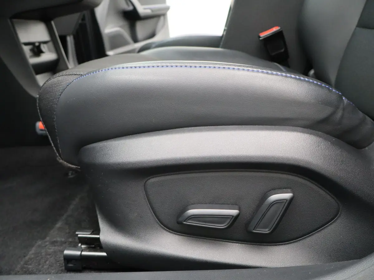 Luxury 64 kWh | NAVIGATIE | STOELVERWARMING | LICHTMETALEN VELGEN 18 " | 12 MAANDEN BOVAG GARANTIE |