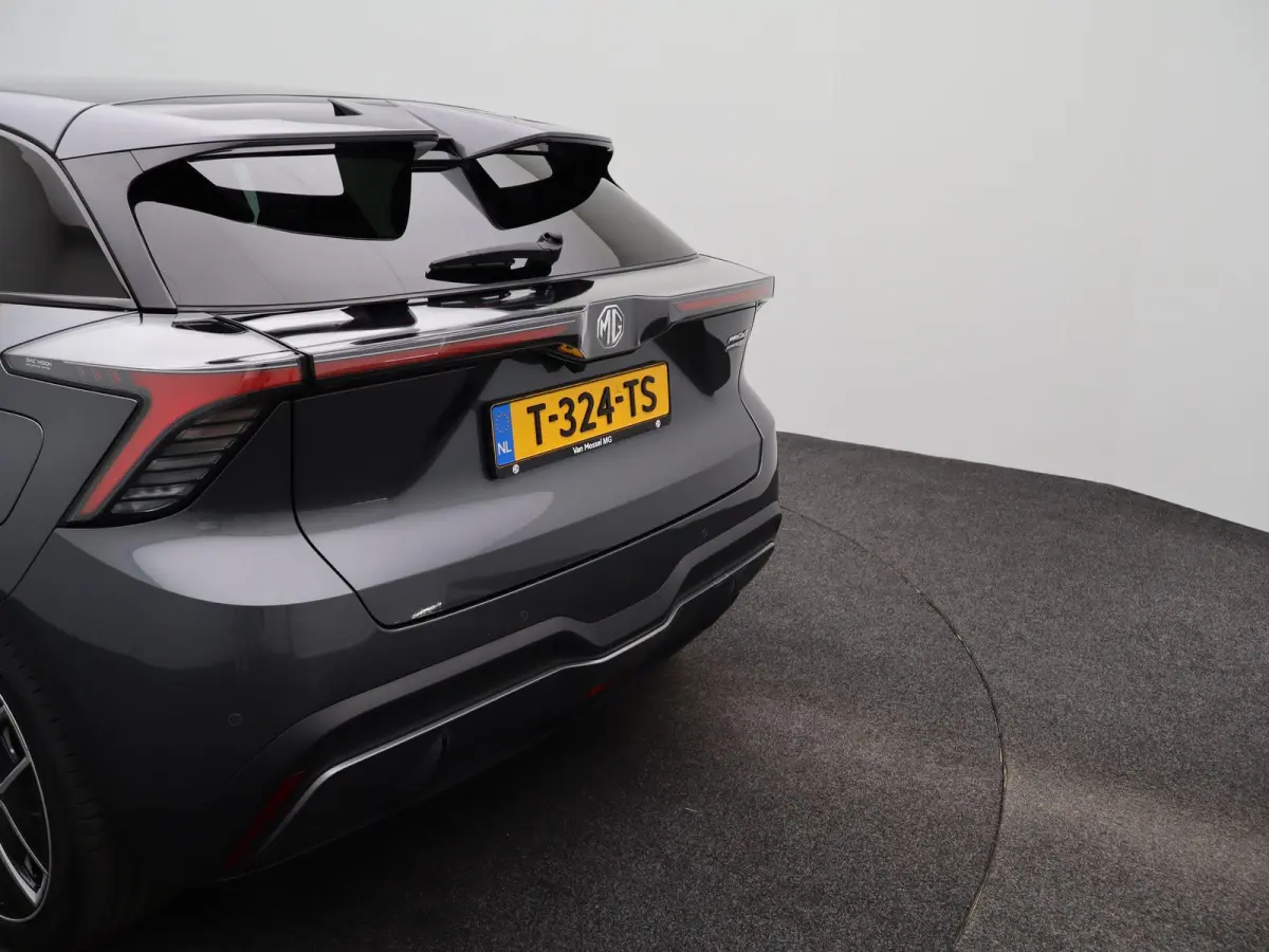 Luxury 64 kWh | NAVIGATIE | STOELVERWARMING | LICHTMETALEN VELGEN 18 " | 12 MAANDEN BOVAG GARANTIE |