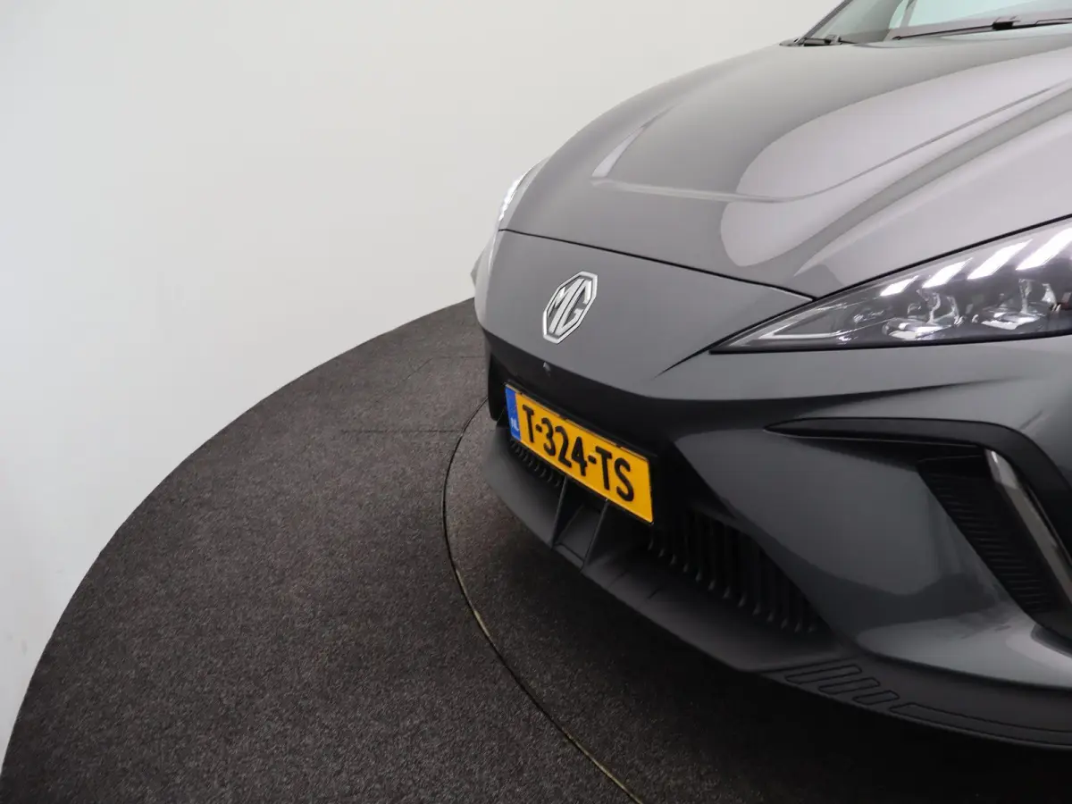 Luxury 64 kWh | NAVIGATIE | STOELVERWARMING | LICHTMETALEN VELGEN 18 " | 12 MAANDEN BOVAG GARANTIE |