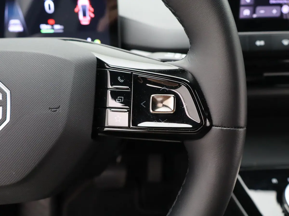 Luxury 64 kWh | NAVIGATIE | STOELVERWARMING | LICHTMETALEN VELGEN 18 " | 12 MAANDEN BOVAG GARANTIE |