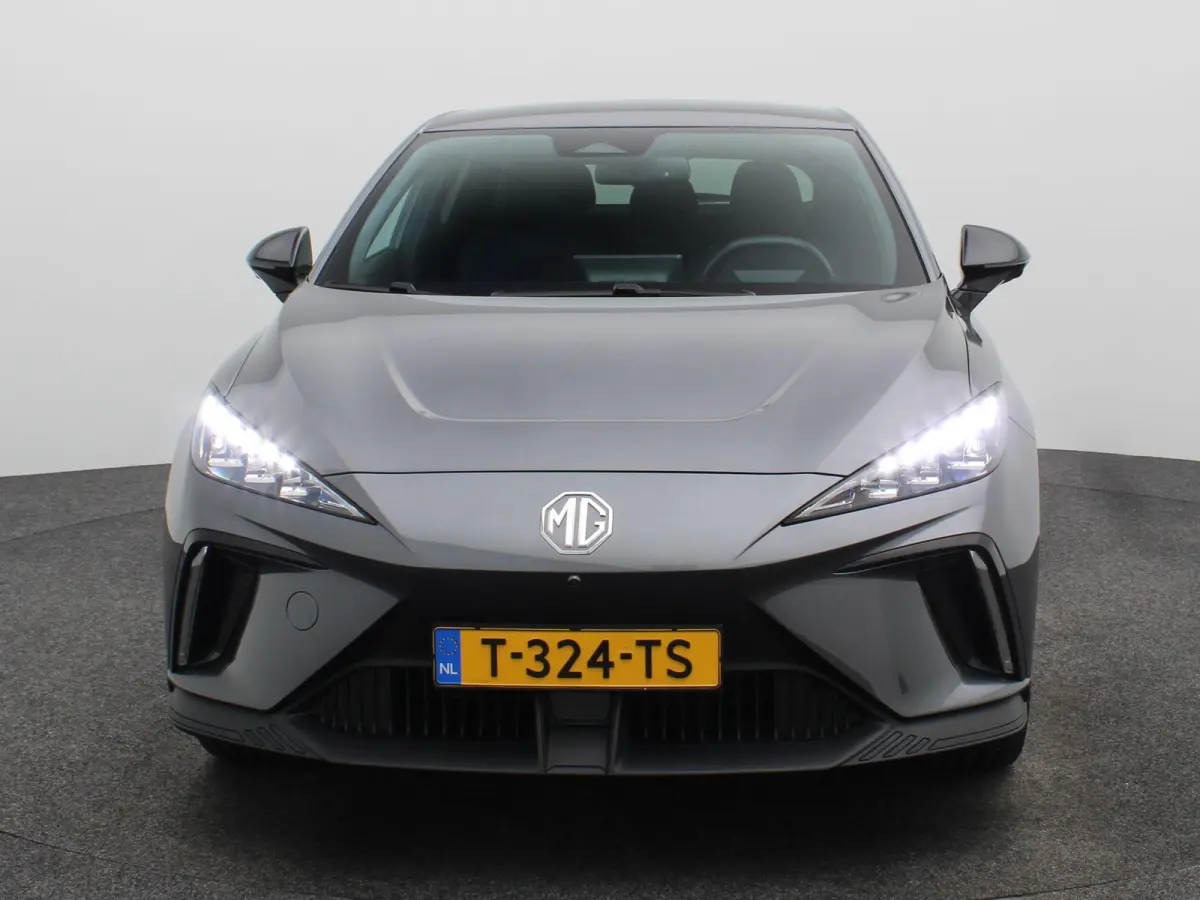 Luxury 64 kWh | NAVIGATIE | STOELVERWARMING | LICHTMETALEN VELGEN 18 " | 12 MAANDEN BOVAG GARANTIE |
