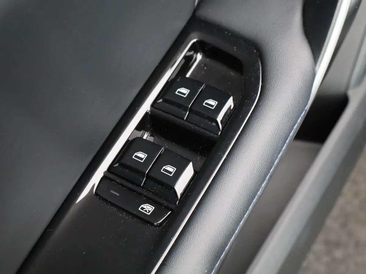 Luxury 64 kWh | NAVIGATIE | STOELVERWARMING | LICHTMETALEN VELGEN 18 " | 12 MAANDEN BOVAG GARANTIE |