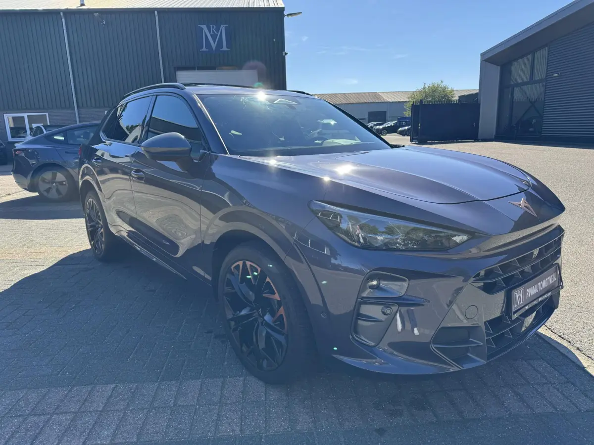 1.5 e-HYBRID 200kW VZ DSG VAN: € 48.900,- VOOR: 45.877,- UW HERFSTVOORDEEL: 3.023,- 272 PK! | PLUG-IN-HYBRIDE | KEY LESS ENTRY | PANORAMADAK | 360° CAMERA | EL. STOELEN MET GEHEUGEN| RIJK