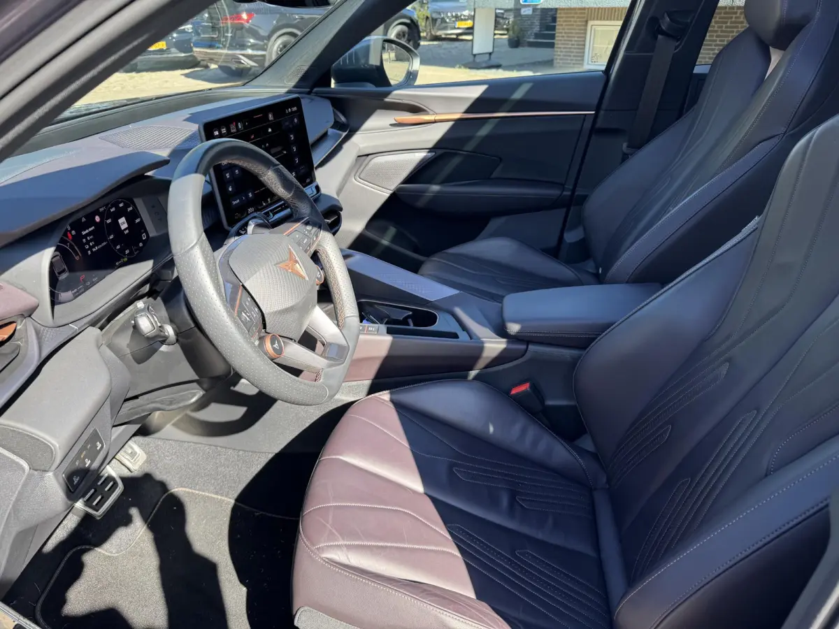 1.5 e-HYBRID 200kW VZ DSG VAN: € 48.900,- VOOR: 45.877,- UW HERFSTVOORDEEL: 3.023,- 272 PK! | PLUG-IN-HYBRIDE | KEY LESS ENTRY | PANORAMADAK | 360° CAMERA | EL. STOELEN MET GEHEUGEN| RIJK