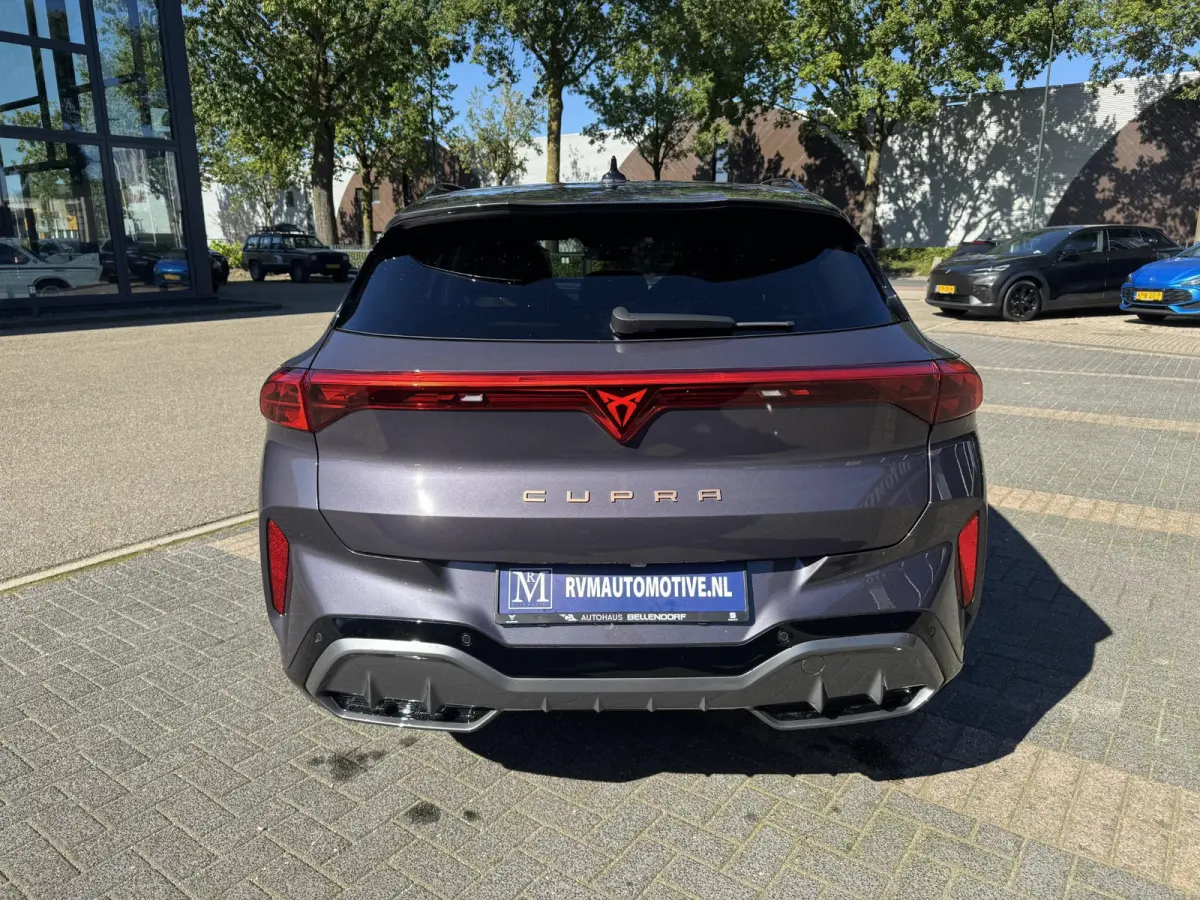 1.5 e-HYBRID 200kW VZ DSG VAN: € 48.900,- VOOR: 45.877,- UW HERFSTVOORDEEL: 3.023,- 272 PK! | PLUG-IN-HYBRIDE | KEY LESS ENTRY | PANORAMADAK | 360° CAMERA | EL. STOELEN MET GEHEUGEN| RIJK