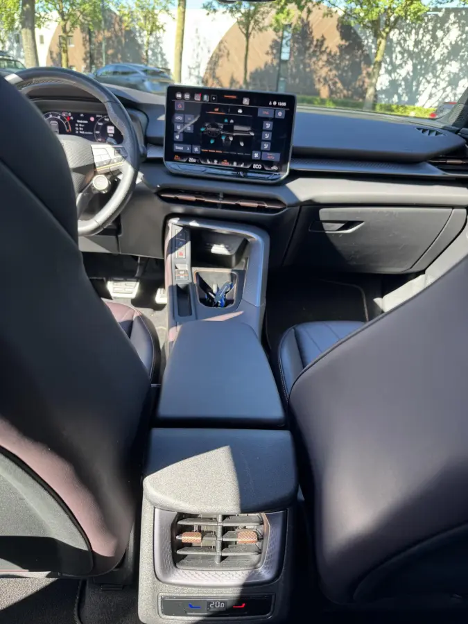 1.5 e-HYBRID 200kW VZ DSG VAN: € 48.900,- VOOR: 45.877,- UW HERFSTVOORDEEL: 3.023,- 272 PK! | PLUG-IN-HYBRIDE | KEY LESS ENTRY | PANORAMADAK | 360° CAMERA | EL. STOELEN MET GEHEUGEN| RIJK