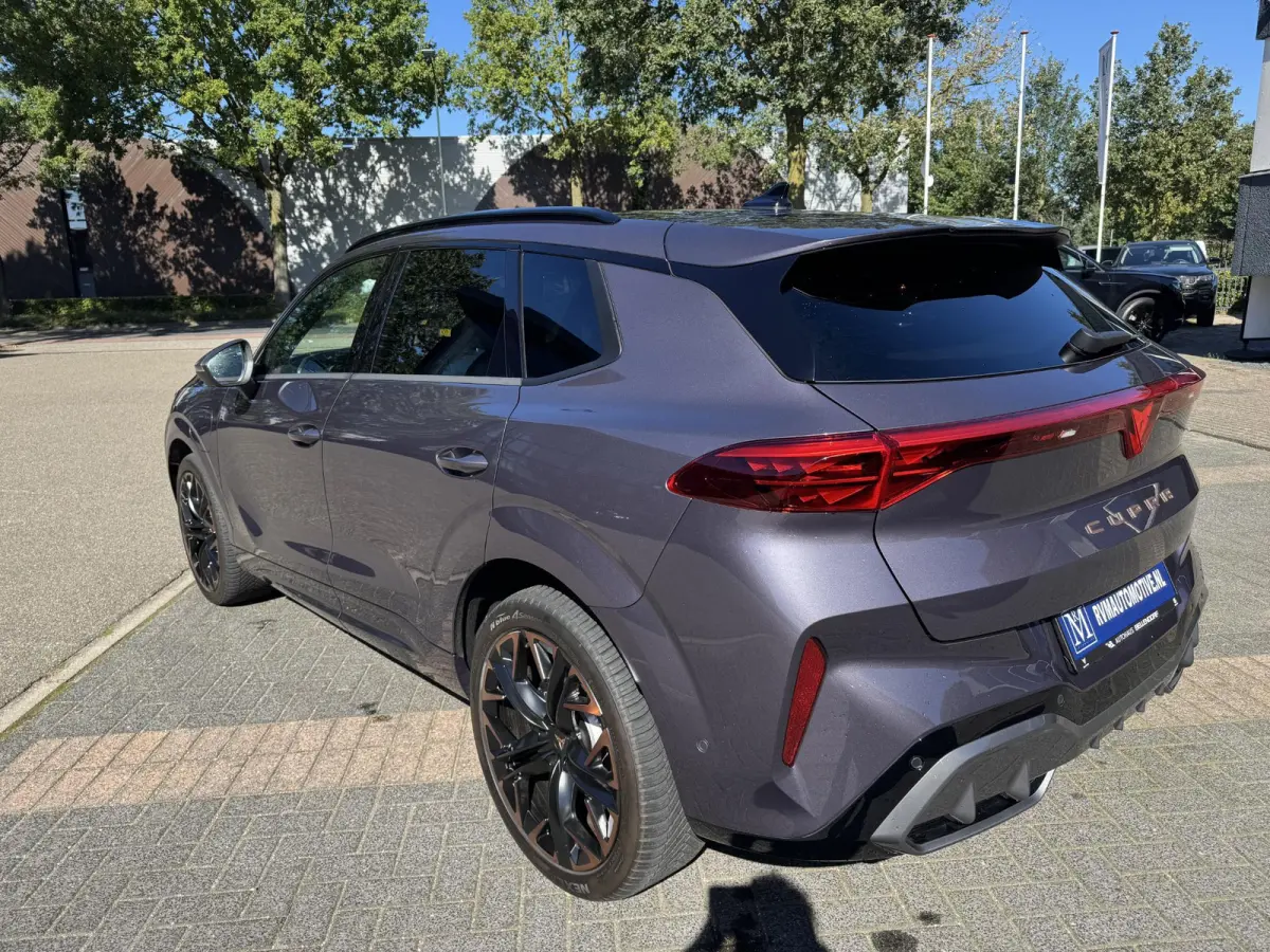 1.5 e-HYBRID 200kW VZ DSG VAN: € 48.900,- VOOR: 45.877,- UW HERFSTVOORDEEL: 3.023,- 272 PK! | PLUG-IN-HYBRIDE | KEY LESS ENTRY | PANORAMADAK | 360° CAMERA | EL. STOELEN MET GEHEUGEN| RIJK