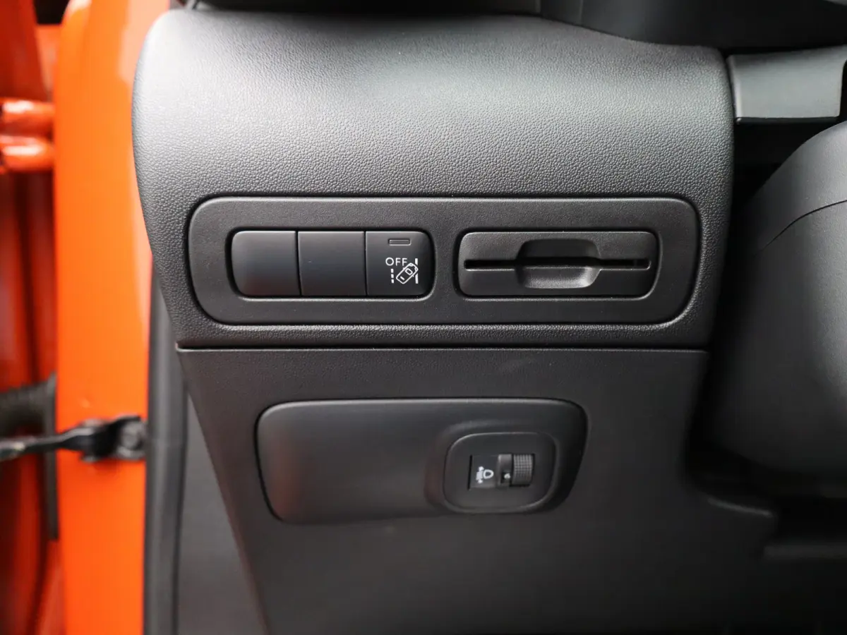 1.2 PureTech Shine | Automaat | Carplay | Parkeersensoren Voor en Achter | Navi | Clima | Stoelverwarming | 16" LMV
