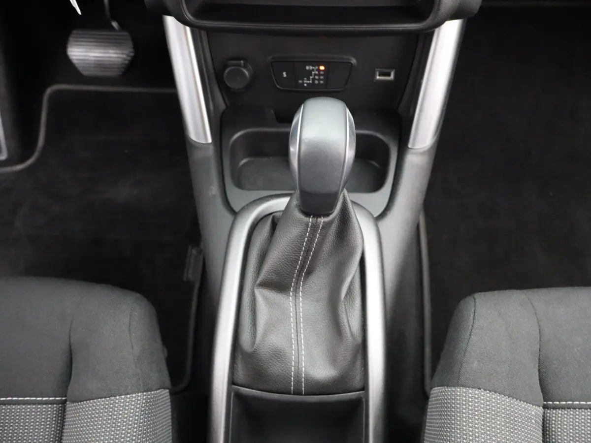 1.2 PureTech Shine | Automaat | Carplay | Parkeersensoren Voor en Achter | Navi | Clima | Stoelverwarming | 16" LMV