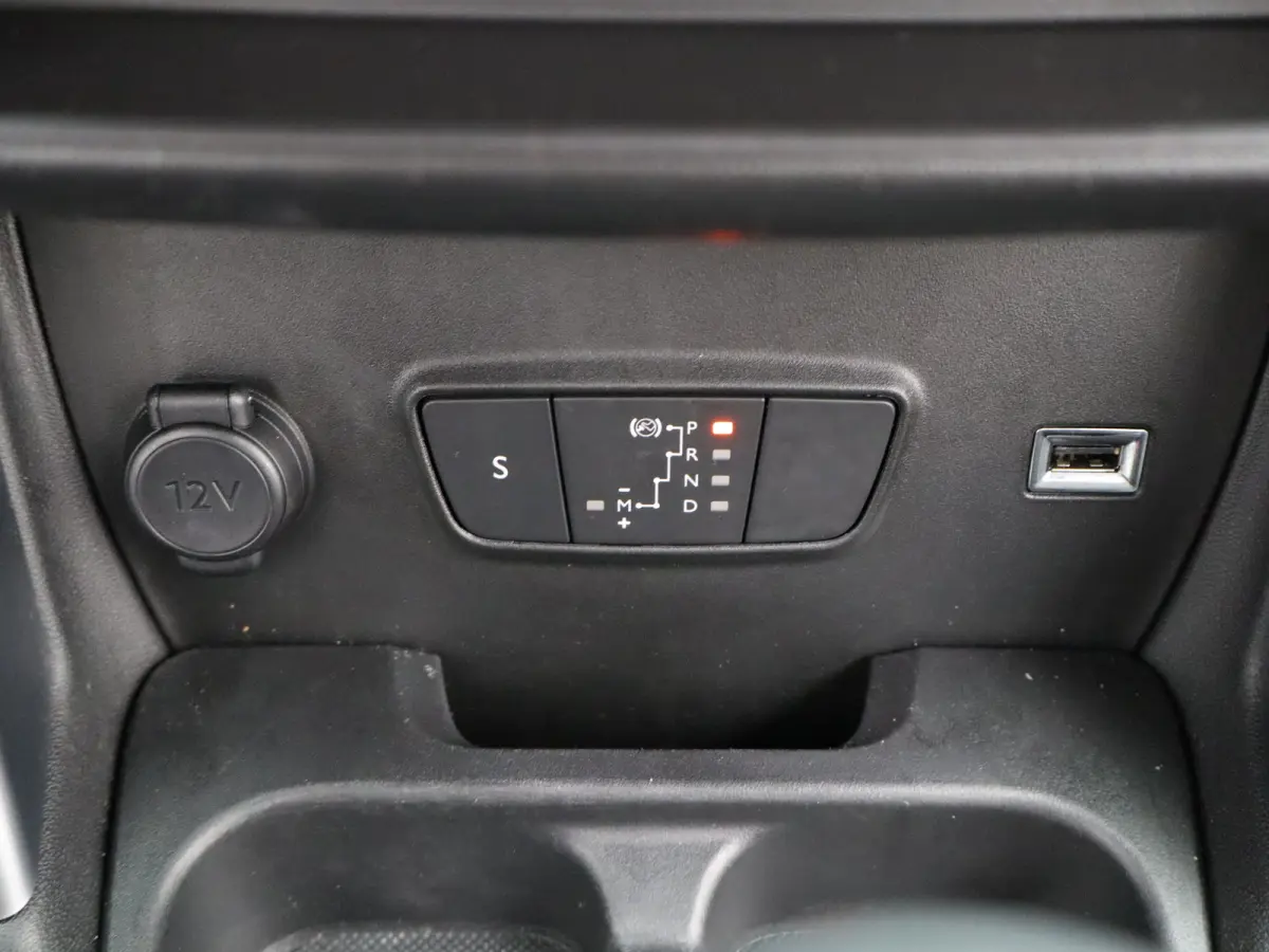 1.2 PureTech Shine | Automaat | Carplay | Parkeersensoren Voor en Achter | Navi | Clima | Stoelverwarming | 16" LMV