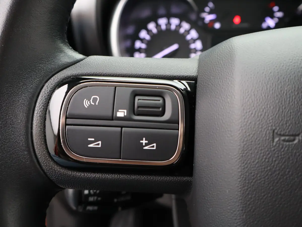 1.2 PureTech Shine | Automaat | Carplay | Parkeersensoren Voor en Achter | Navi | Clima | Stoelverwarming | 16" LMV
