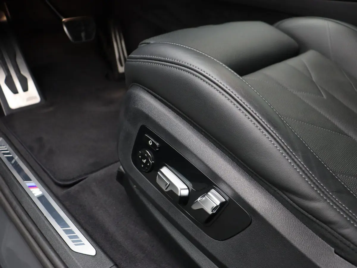 PHEV Comfort Pack | Adaptief M Onderstel Professional | Trekhaak | Driving Assistant Professional | Bowers & Wilkins | 23''