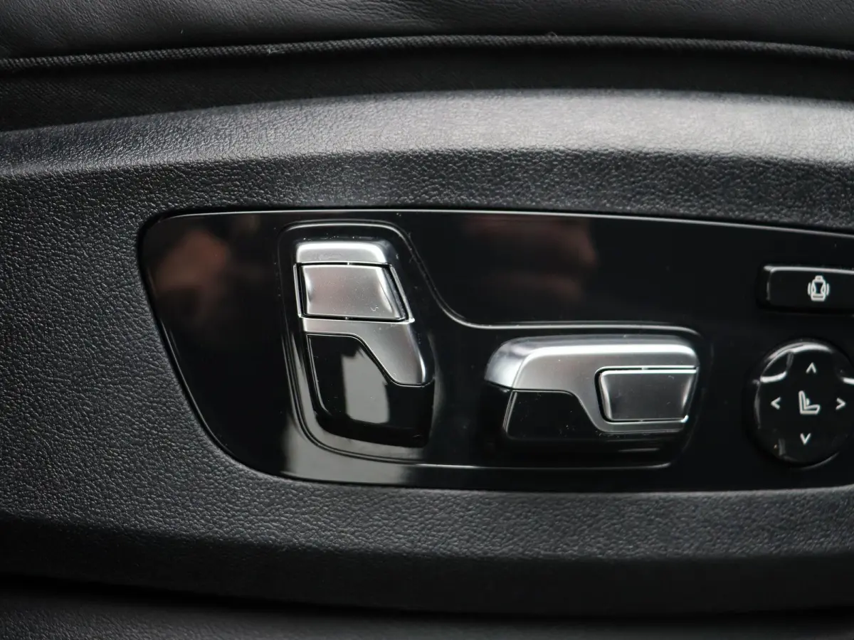 PHEV Comfort Pack | Adaptief M Onderstel Professional | Trekhaak | Driving Assistant Professional | Bowers & Wilkins | 23''