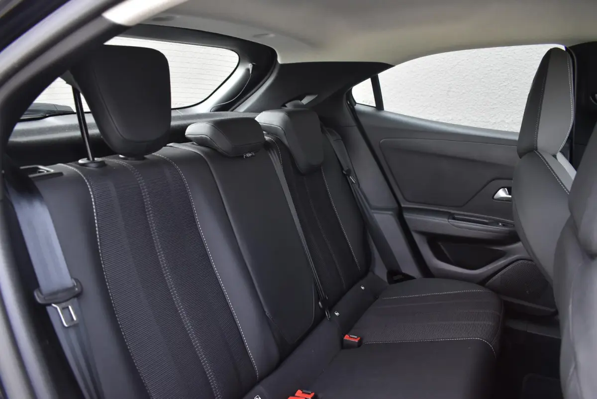 1.2 Elegance 100pk | Stoelverwarming | LMV | Apple CarPlay/Android Auto | Camera | PDC