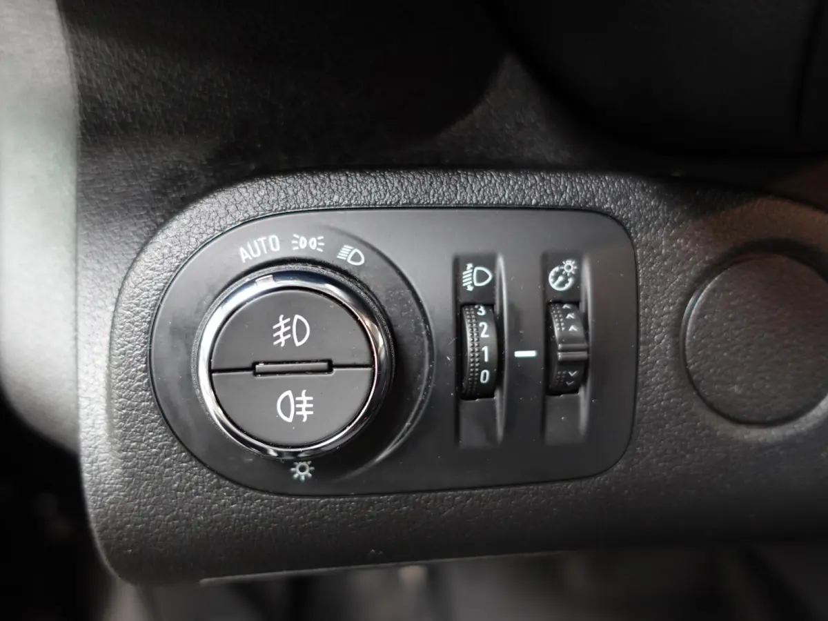 Opel Combo 1.5D 130 pk Aut-8 L2H1 Edition Airco Bluetooth Navi Camera PDC 2-zits
