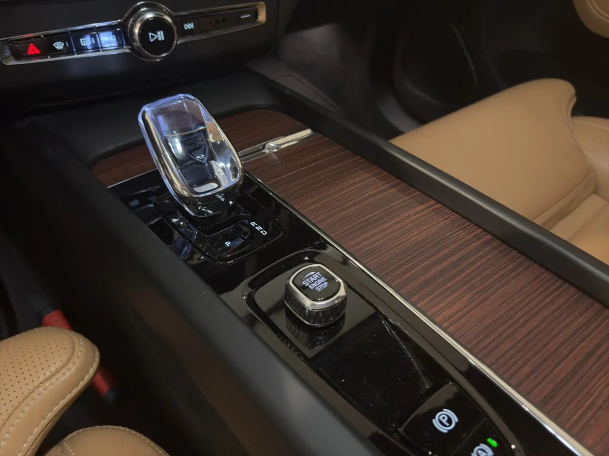 2.0 T6 Plug-in hybrid AWD Ultimate Dark