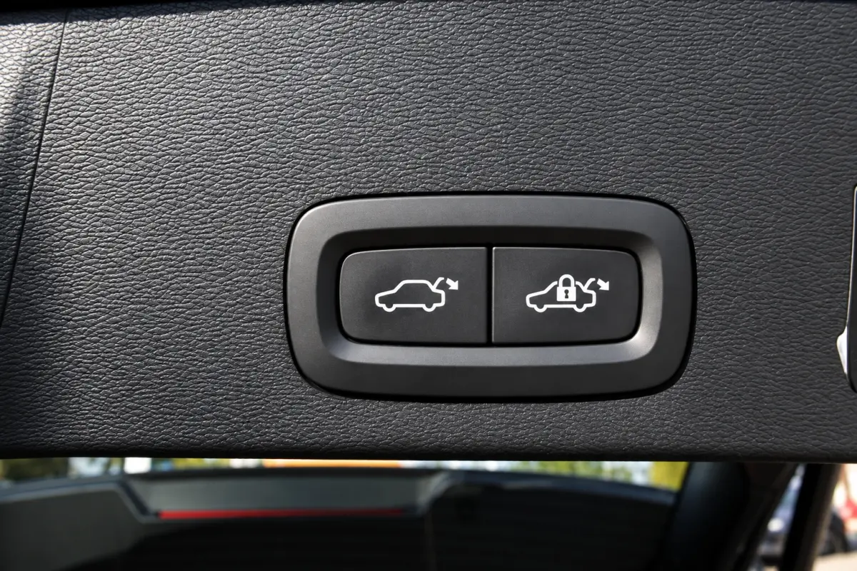 Core | Trekhaak | BLIS | Camera | Stoel + Stuur Verwarming | Keyless Start / Entry | DAB |