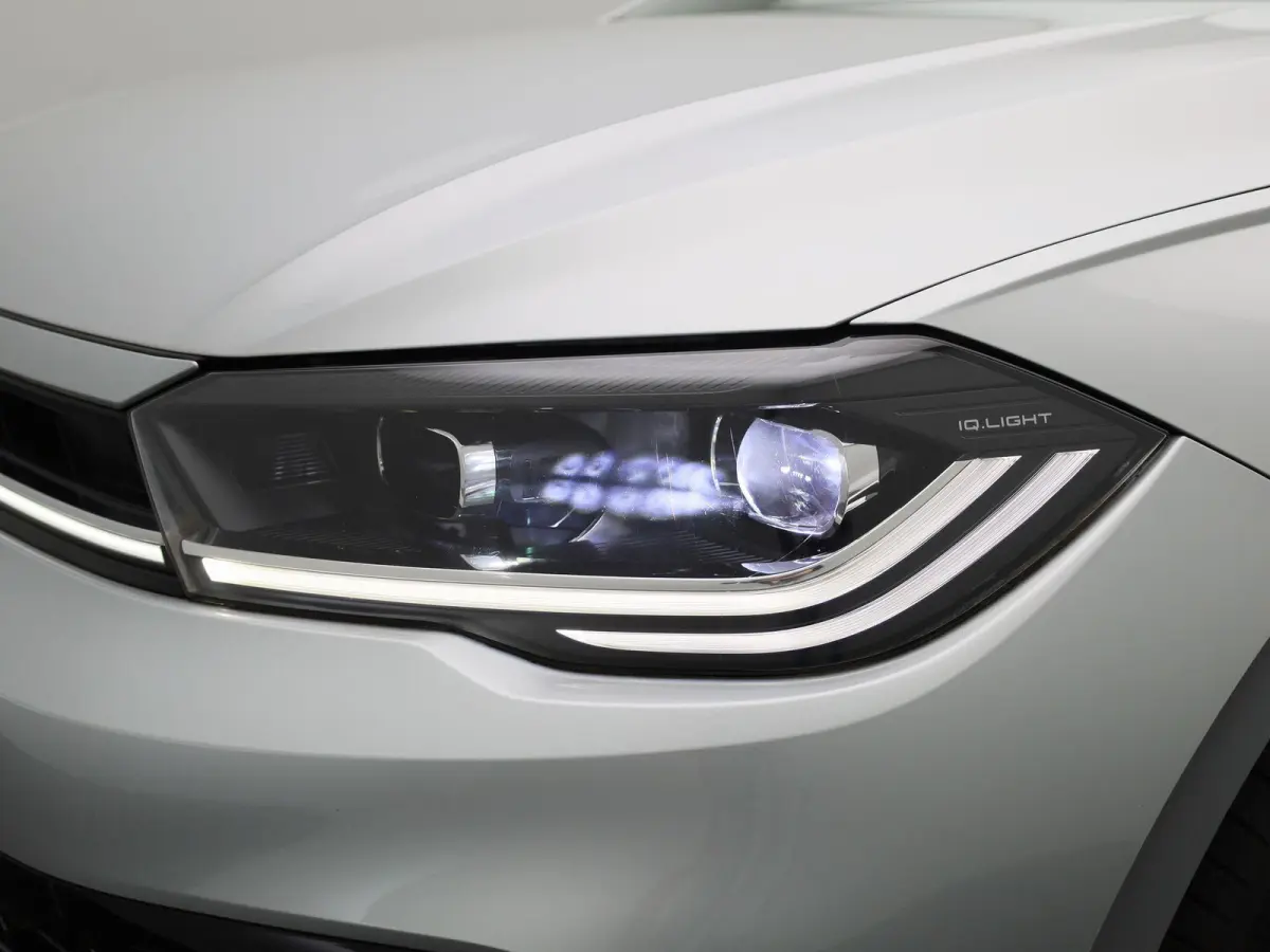 1.0 TSI R-Line 95 PK| Origineel Nederlands | 1e Eigenaar | Dealeronderhouden | Panoramadak |  LED Matrix | Stoelverwarming | Achteruitrijcamera | Keyless Access | Navigatie | Climatronic