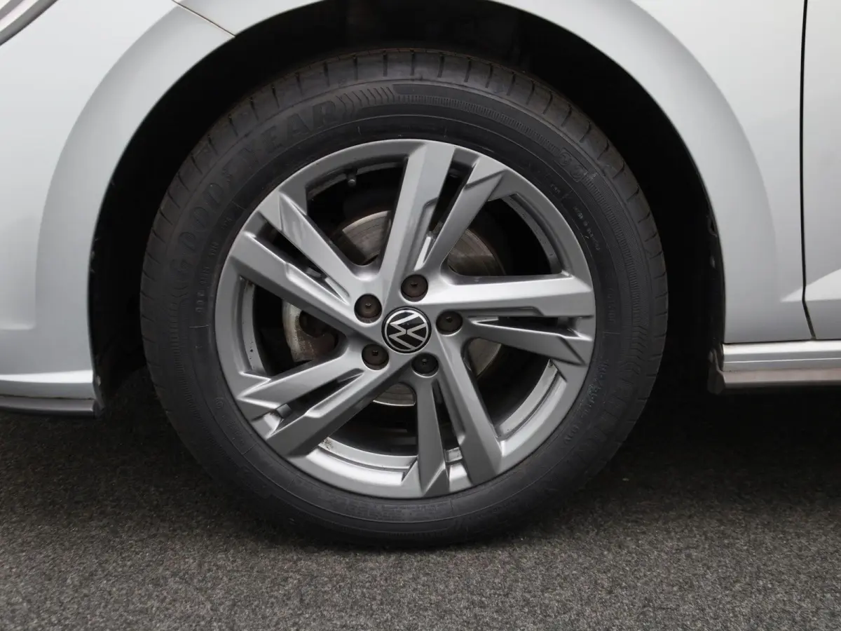1.0 TSI R-Line 95 PK| Origineel Nederlands | 1e Eigenaar | Dealeronderhouden | Panoramadak |  LED Matrix | Stoelverwarming | Achteruitrijcamera | Keyless Access | Navigatie | Climatronic