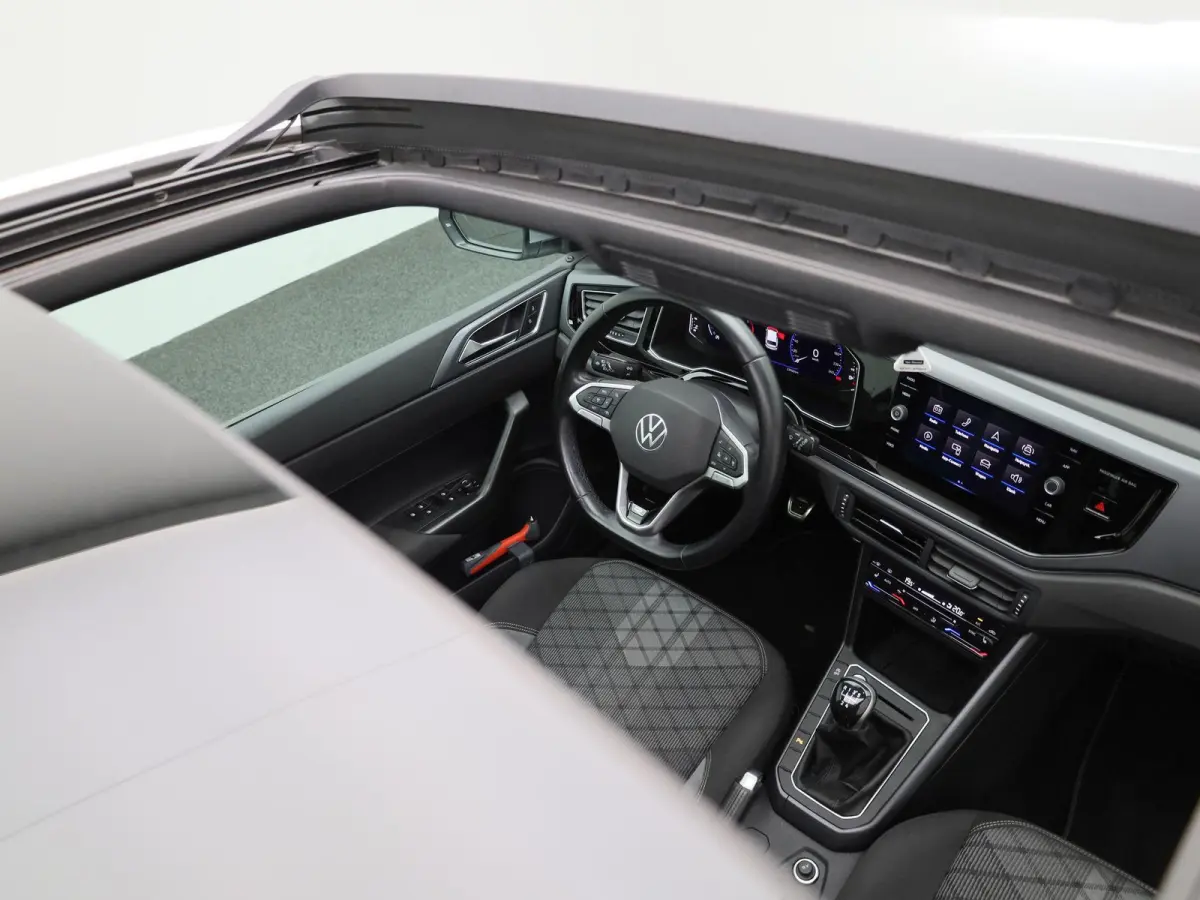 1.0 TSI R-Line 95 PK| Origineel Nederlands | 1e Eigenaar | Dealeronderhouden | Panoramadak |  LED Matrix | Stoelverwarming | Achteruitrijcamera | Keyless Access | Navigatie | Climatronic