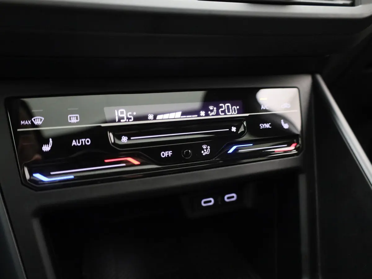 1.0 TSI R-Line 95 PK| Origineel Nederlands | 1e Eigenaar | Dealeronderhouden | Panoramadak |  LED Matrix | Stoelverwarming | Achteruitrijcamera | Keyless Access | Navigatie | Climatronic