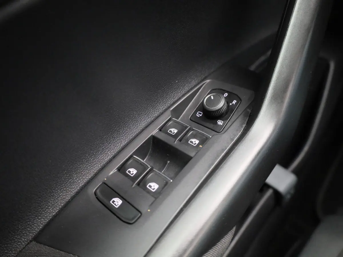 1.0 TSI R-Line 95 PK| Origineel Nederlands | 1e Eigenaar | Dealeronderhouden | Panoramadak |  LED Matrix | Stoelverwarming | Achteruitrijcamera | Keyless Access | Navigatie | Climatronic