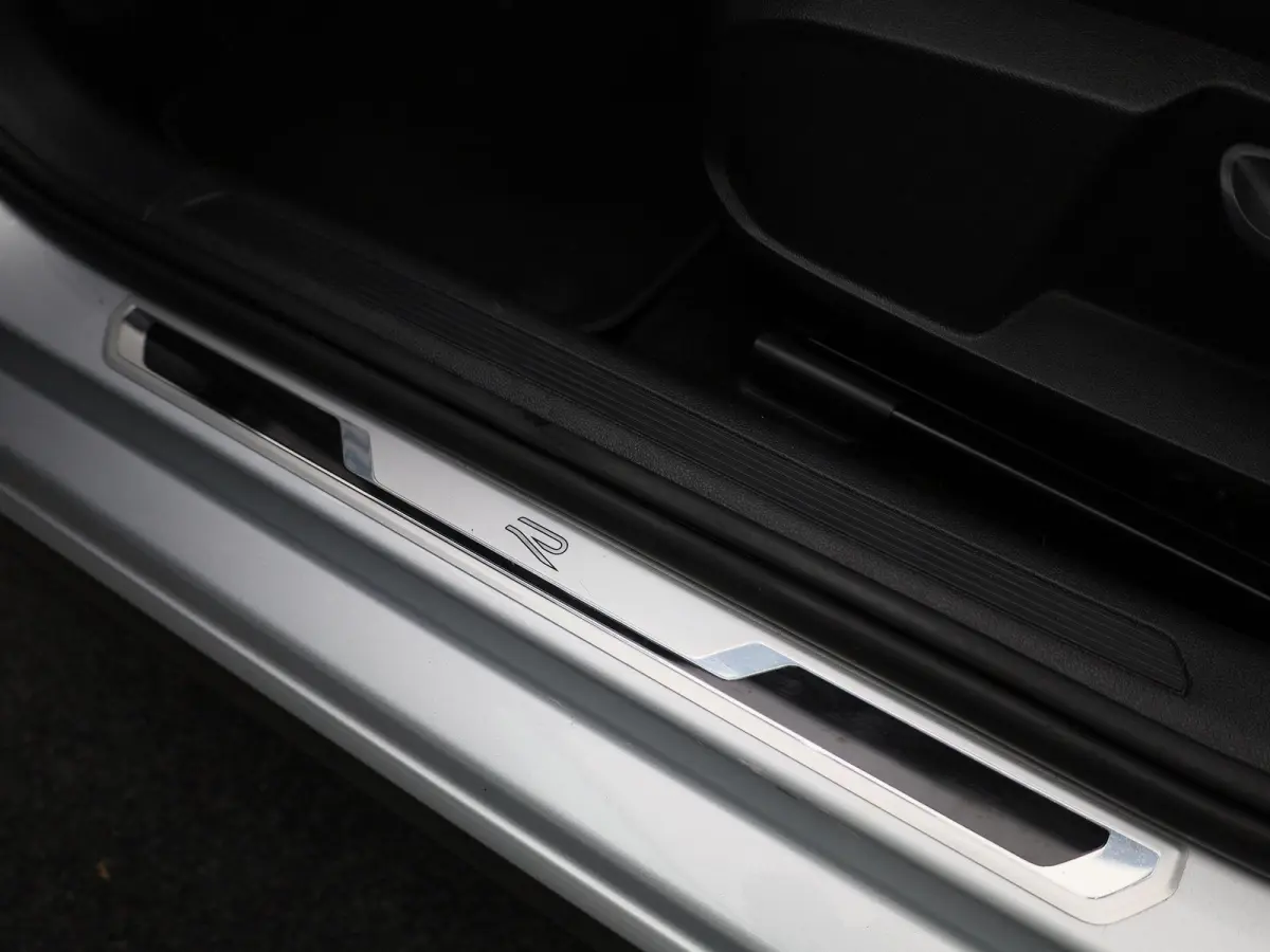 1.0 TSI R-Line 95 PK| Origineel Nederlands | 1e Eigenaar | Dealeronderhouden | Panoramadak |  LED Matrix | Stoelverwarming | Achteruitrijcamera | Keyless Access | Navigatie | Climatronic