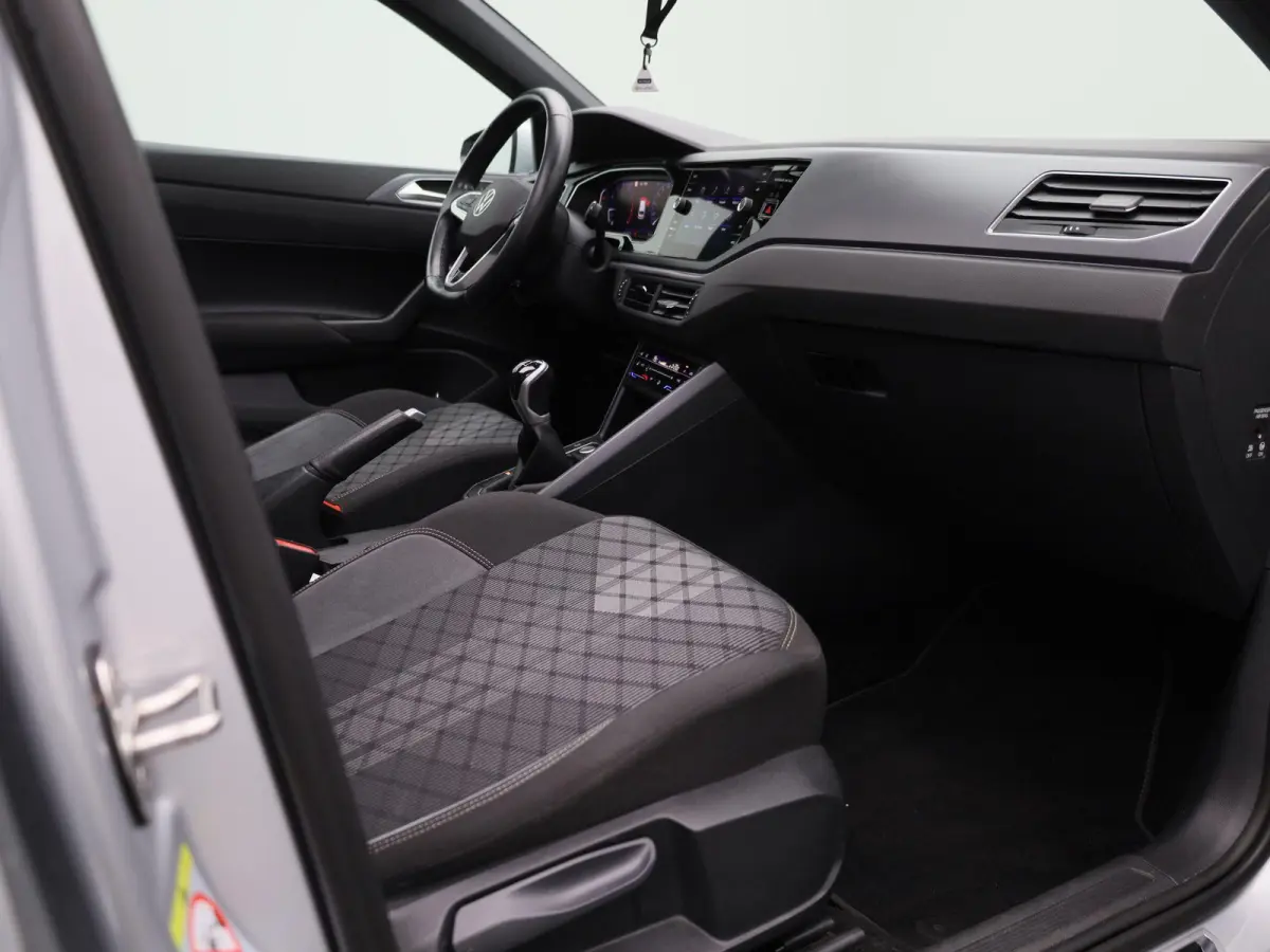 1.0 TSI R-Line 95 PK| Origineel Nederlands | 1e Eigenaar | Dealeronderhouden | Panoramadak |  LED Matrix | Stoelverwarming | Achteruitrijcamera | Keyless Access | Navigatie | Climatronic