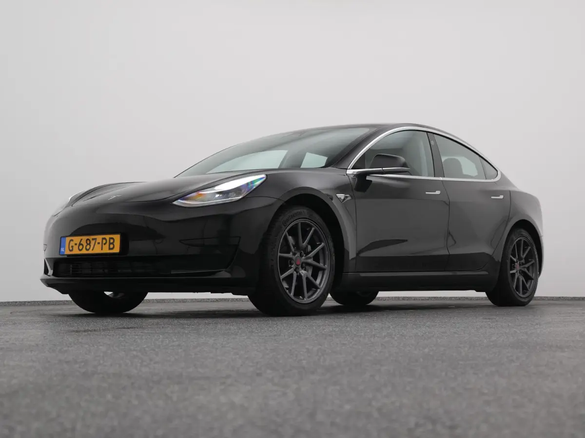 Standard RWD Plus 60 kWh | PANO | AUTOPILOT | STOELVERWARMING