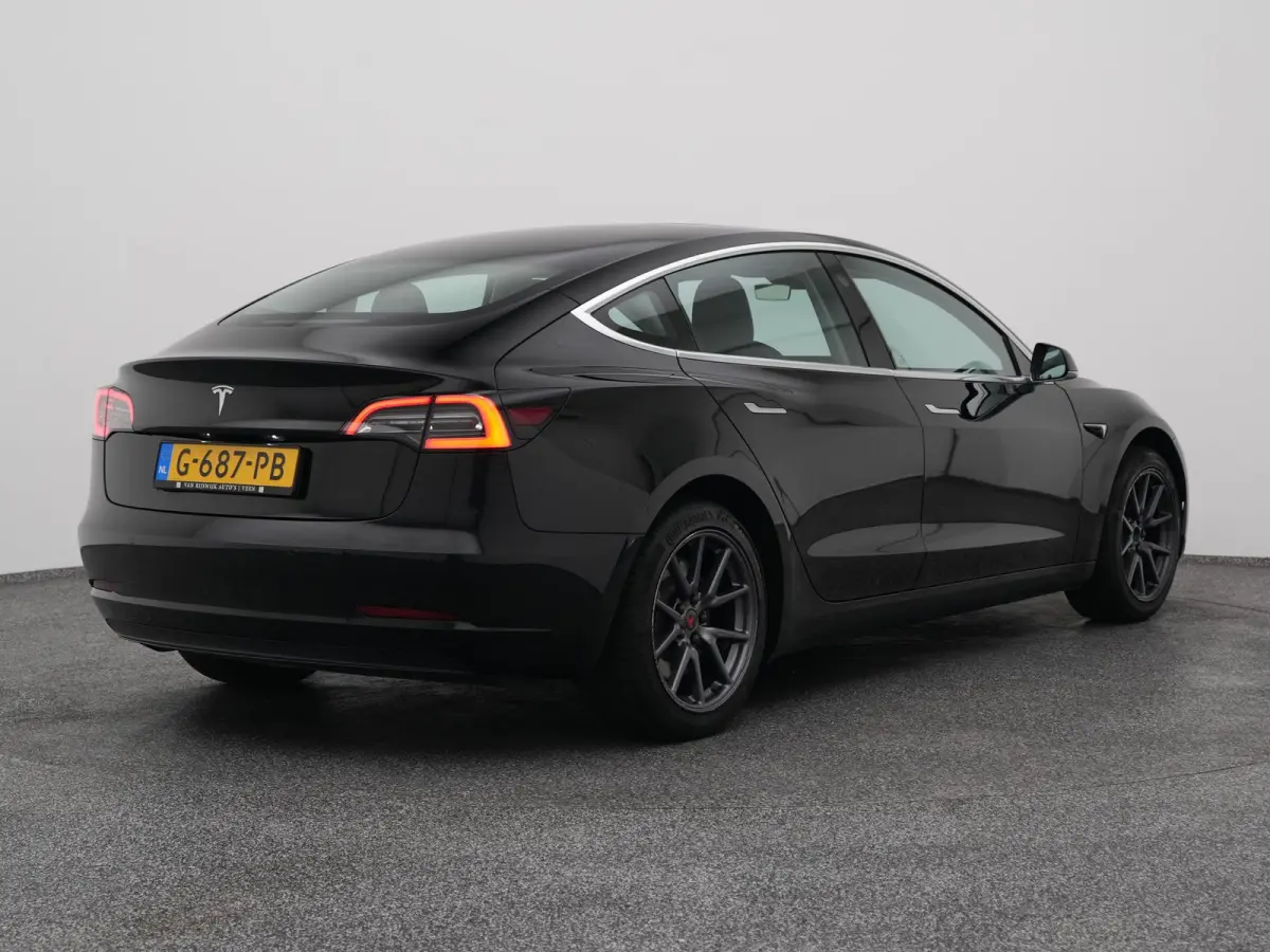 Standard RWD Plus 60 kWh | PANO | AUTOPILOT | STOELVERWARMING