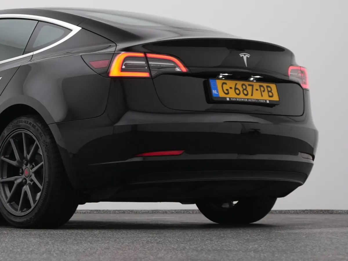 Standard RWD Plus 60 kWh | PANO | AUTOPILOT | STOELVERWARMING