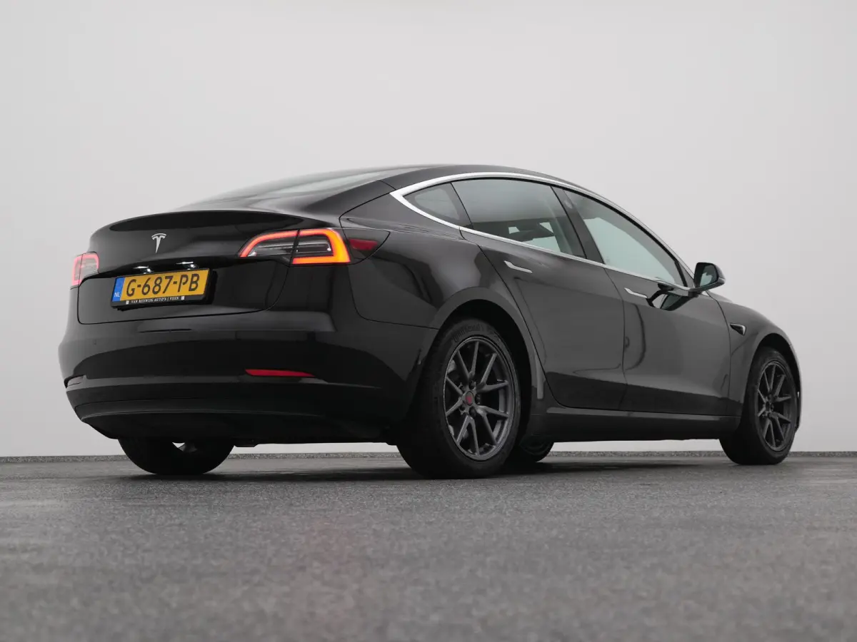 Standard RWD Plus 60 kWh | PANO | AUTOPILOT | STOELVERWARMING
