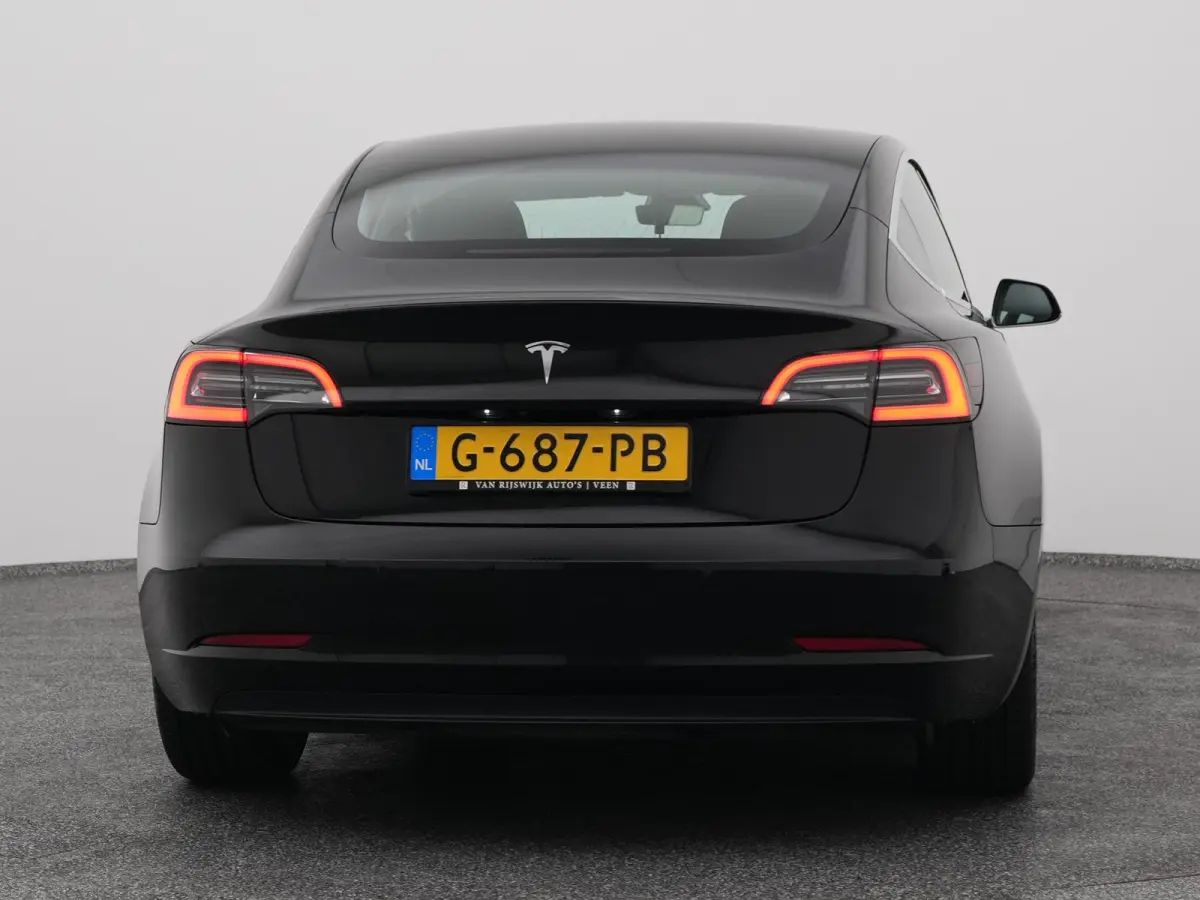 Standard RWD Plus 60 kWh | PANO | AUTOPILOT | STOELVERWARMING