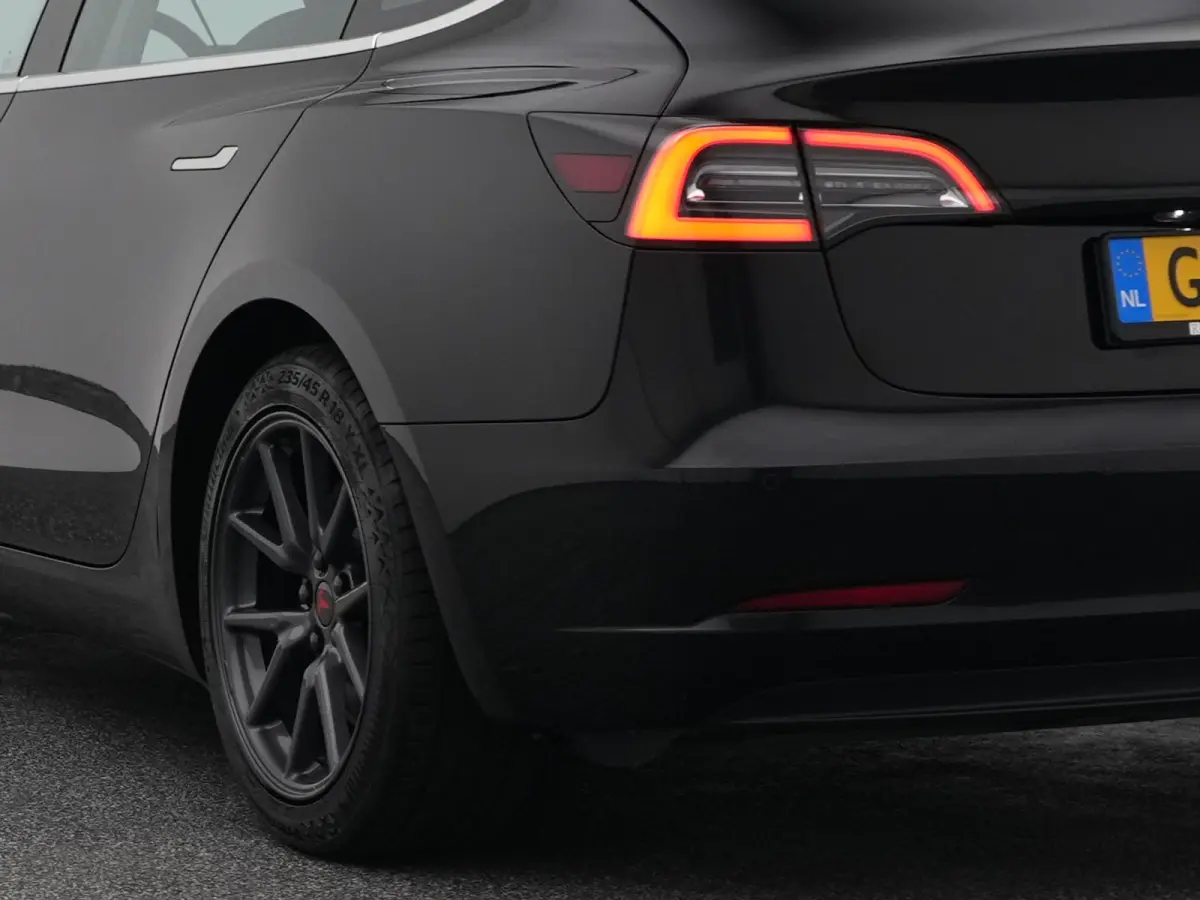 Standard RWD Plus 60 kWh | PANO | AUTOPILOT | STOELVERWARMING