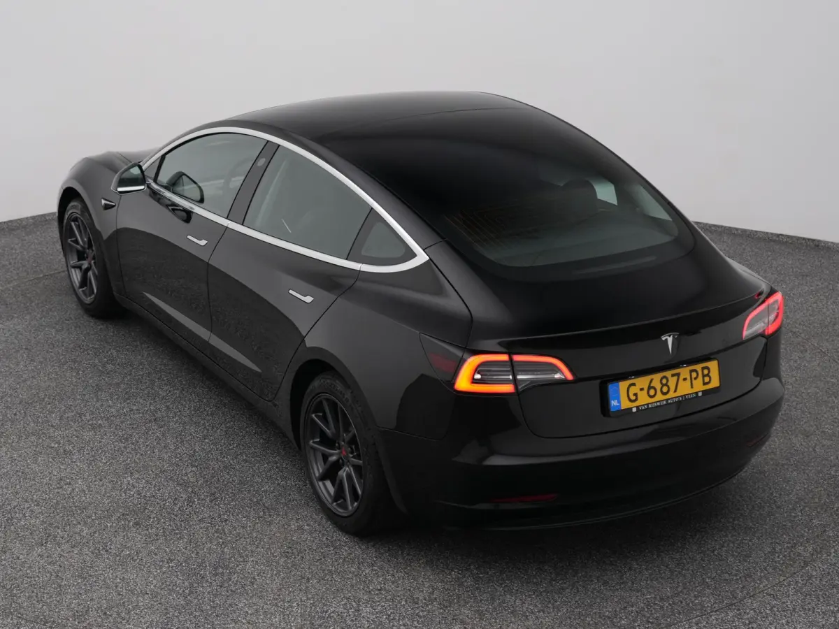 Standard RWD Plus 60 kWh | PANO | AUTOPILOT | STOELVERWARMING