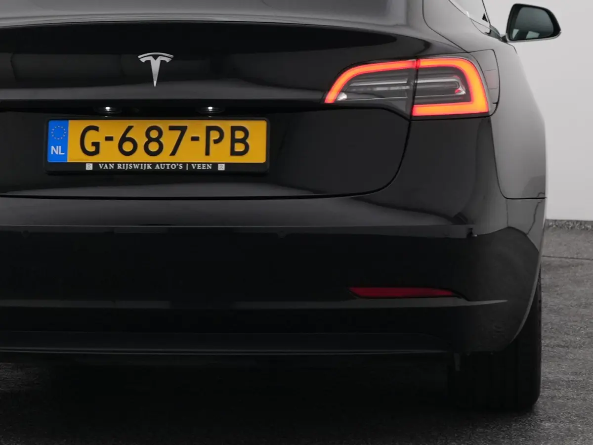 Standard RWD Plus 60 kWh | PANO | AUTOPILOT | STOELVERWARMING