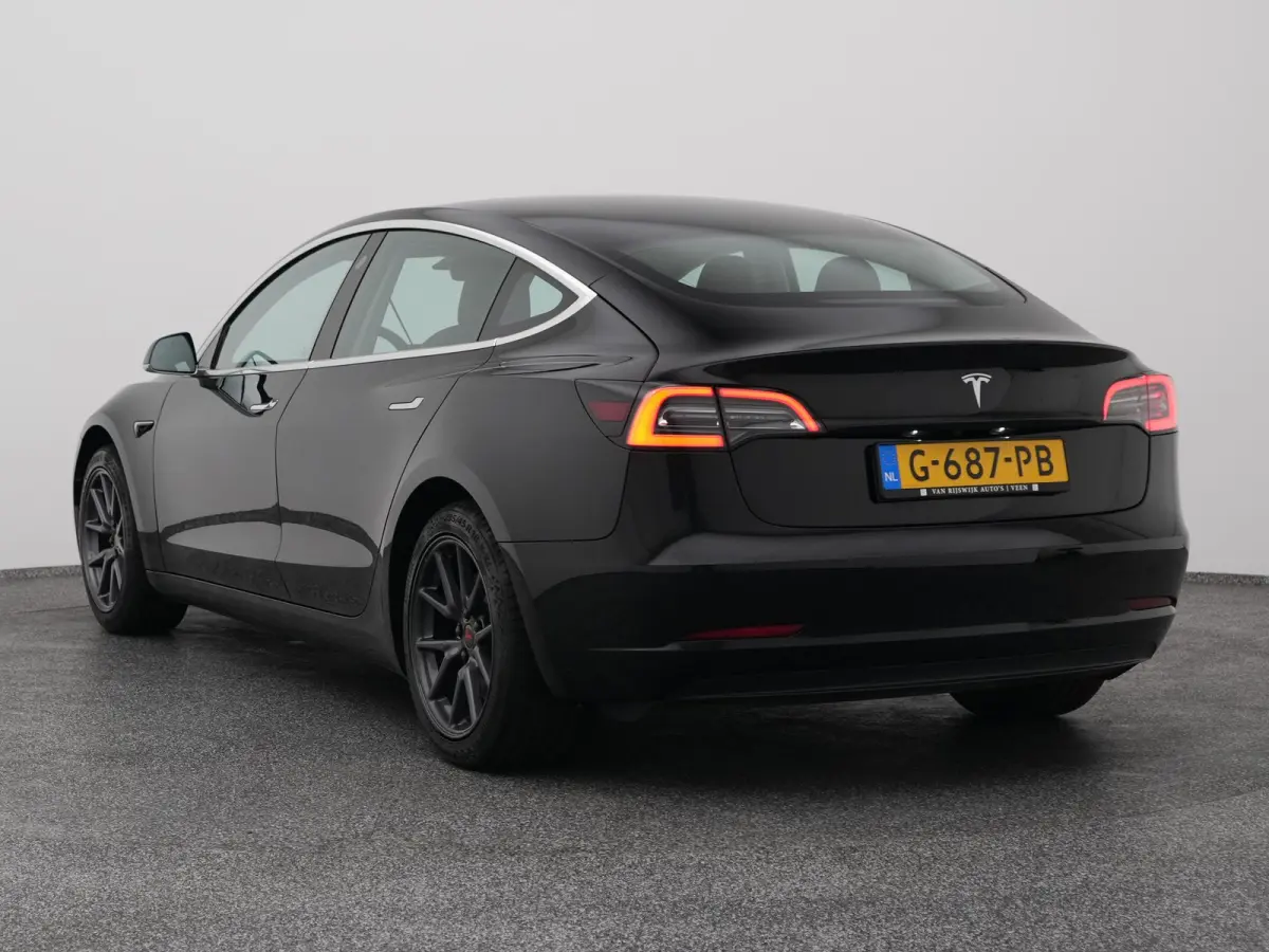 Standard RWD Plus 60 kWh | PANO | AUTOPILOT | STOELVERWARMING