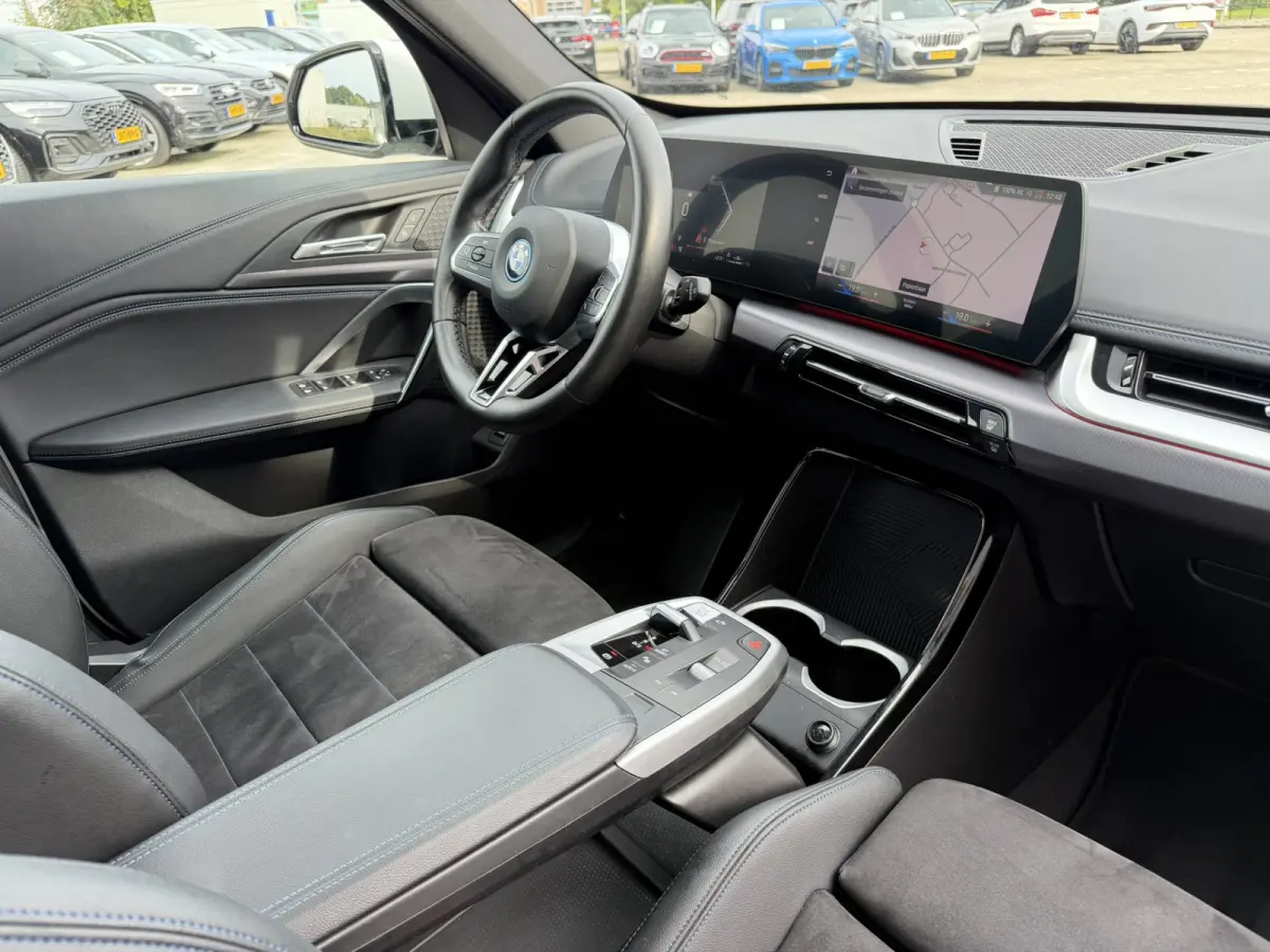 xDrive25e M Sport Panoramadak Trekhaak LED Carplay DAB Stoelverwarming Achteruitrijcamera SOH 95%