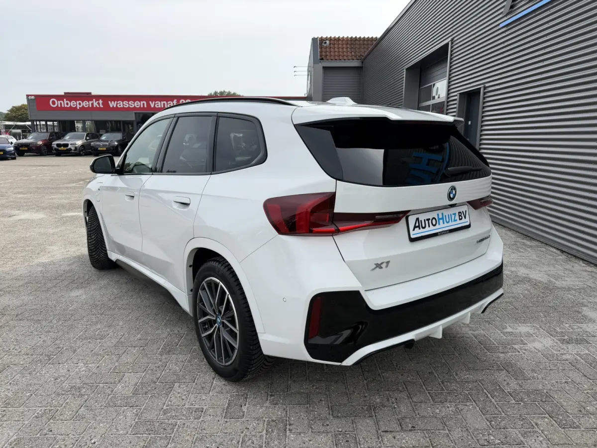 xDrive25e M Sport Panoramadak Trekhaak LED Carplay DAB Stoelverwarming Achteruitrijcamera SOH 95%