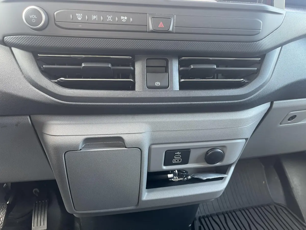 320 2.5 PHEV L2H1 Limited | TREKHAAK | ADAPTIVE CRUISE CONTROL | LM VELGEN | NAVI | CARPLAY | STOEL, STUUR EN VOORRUITVERWARMING |
