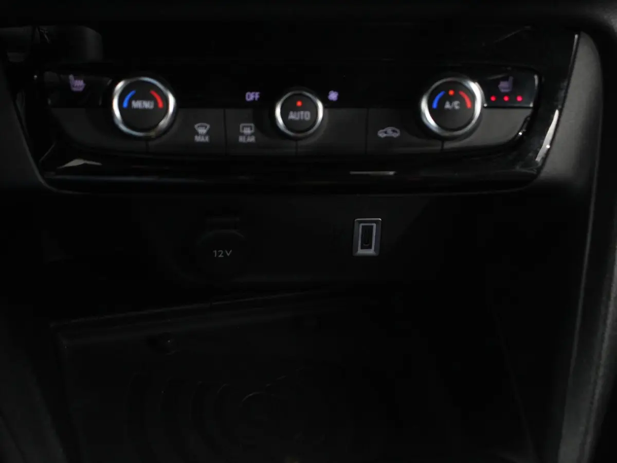 1.2 Turbo 136pk Automaat Hybrid GS Line Navigatie Apple Carplay/ Android Auto Camera Parkeersensoren Cruise Control Stoel- en stuurverwarming Lichtmetalen velgen Getinte ramen