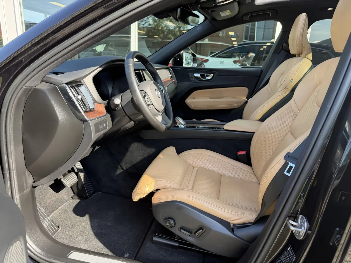 2.0 T6 Plug-in hybrid AWD Plus Bright Stoelventilatie | Trekhaak |