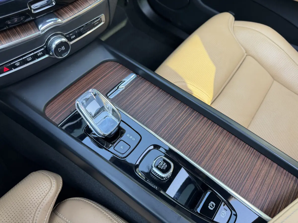 2.0 T6 Plug-in hybrid AWD Plus Bright Stoelventilatie | Trekhaak |